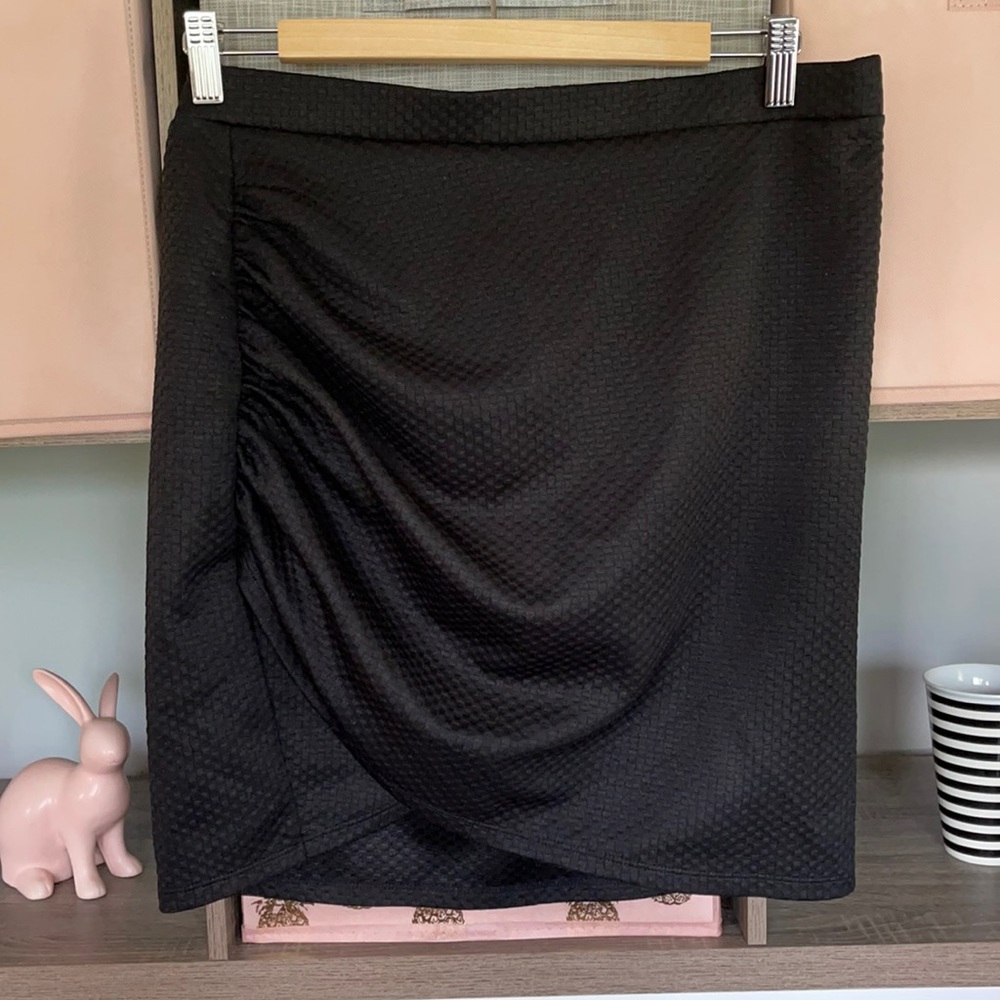 H&M Black Textured Skirt with Ruching